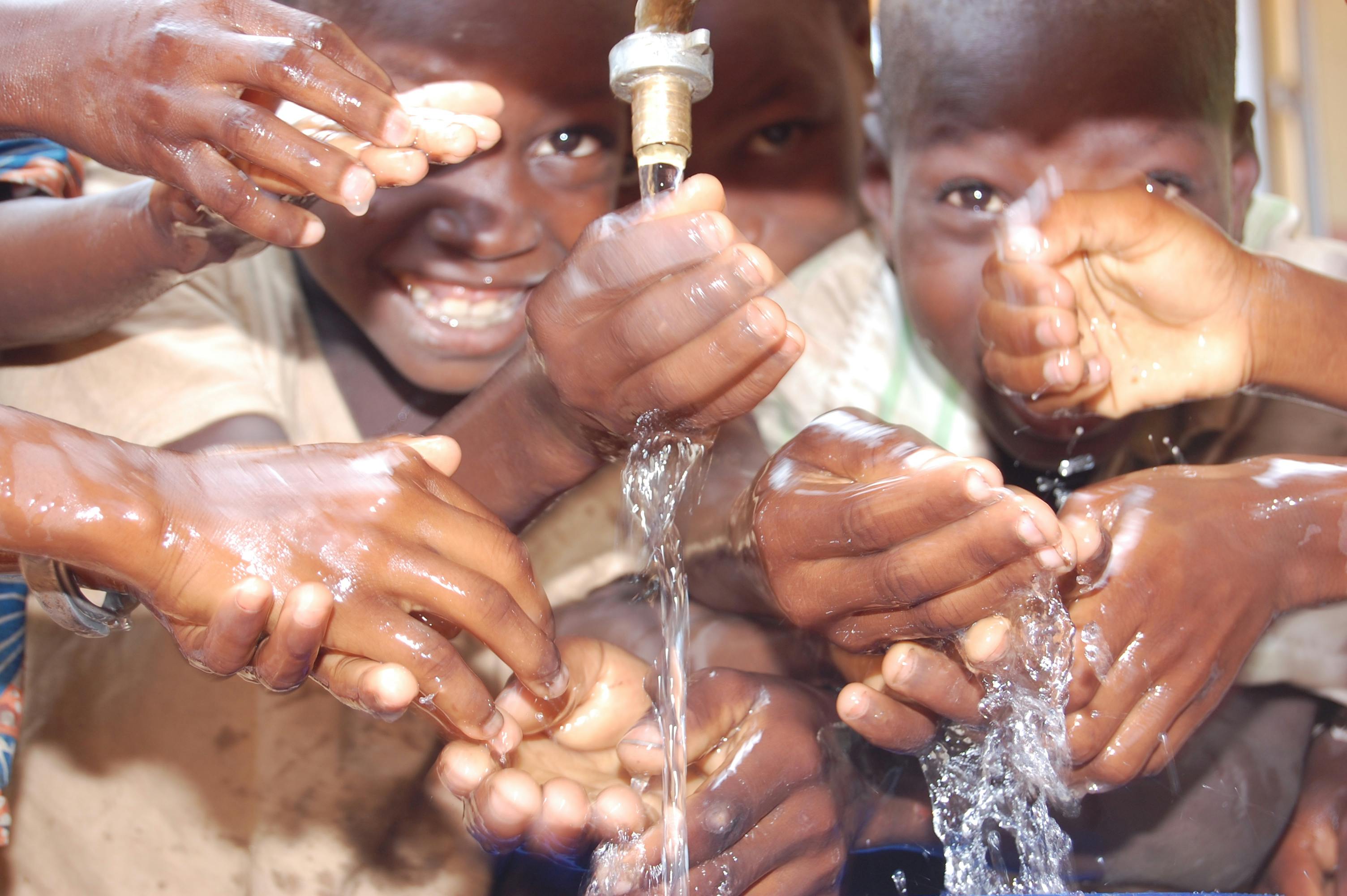 kinderen en schoon drinkwater