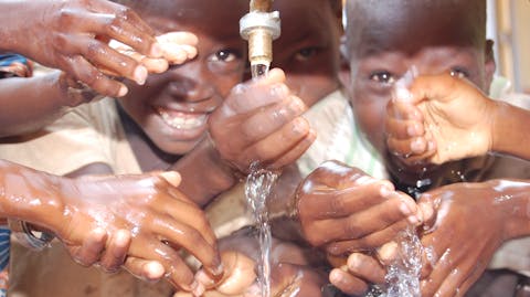 kinderen en schoon drinkwater
