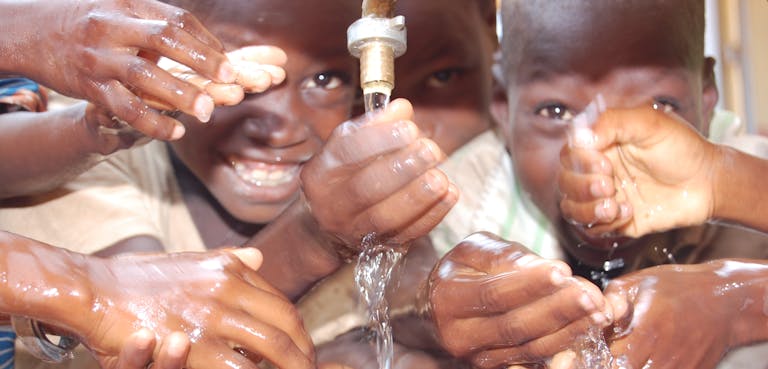 kinderen en schoon drinkwater